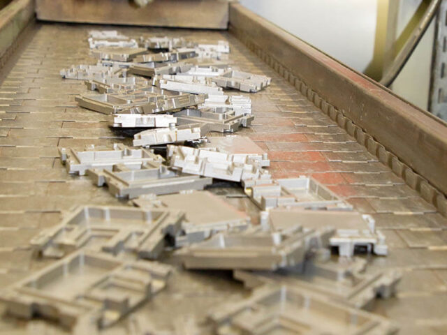 AMZ Weissenseer Präzisionsguss - Gussteile auf Förderband