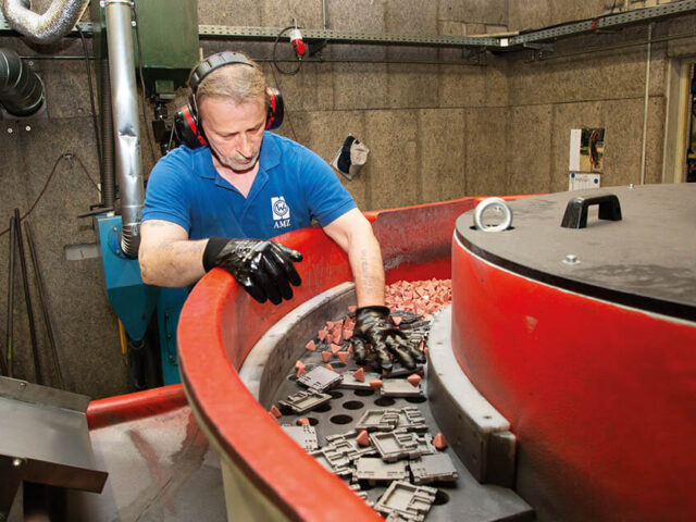 AMZ Weissenseer Präzisionsguss - Druckguss Bauteile bei der Säuberung