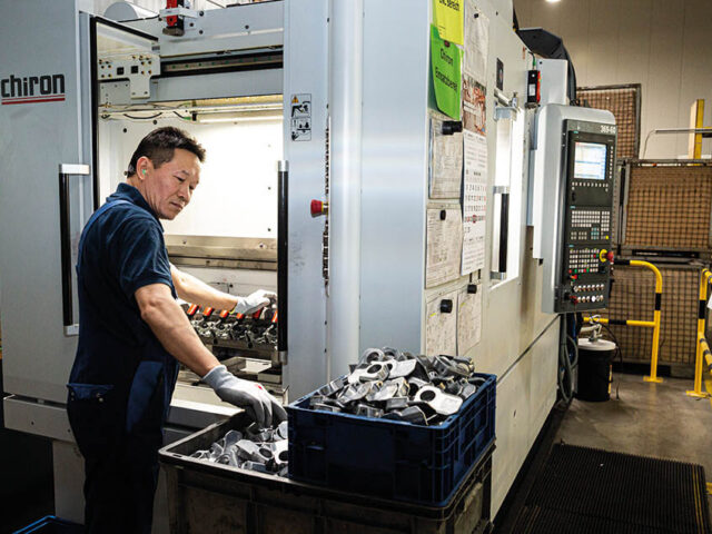 AMZ Weissenseer Präzisionsguss - Mitarbeiter an einer unserer Maschinen