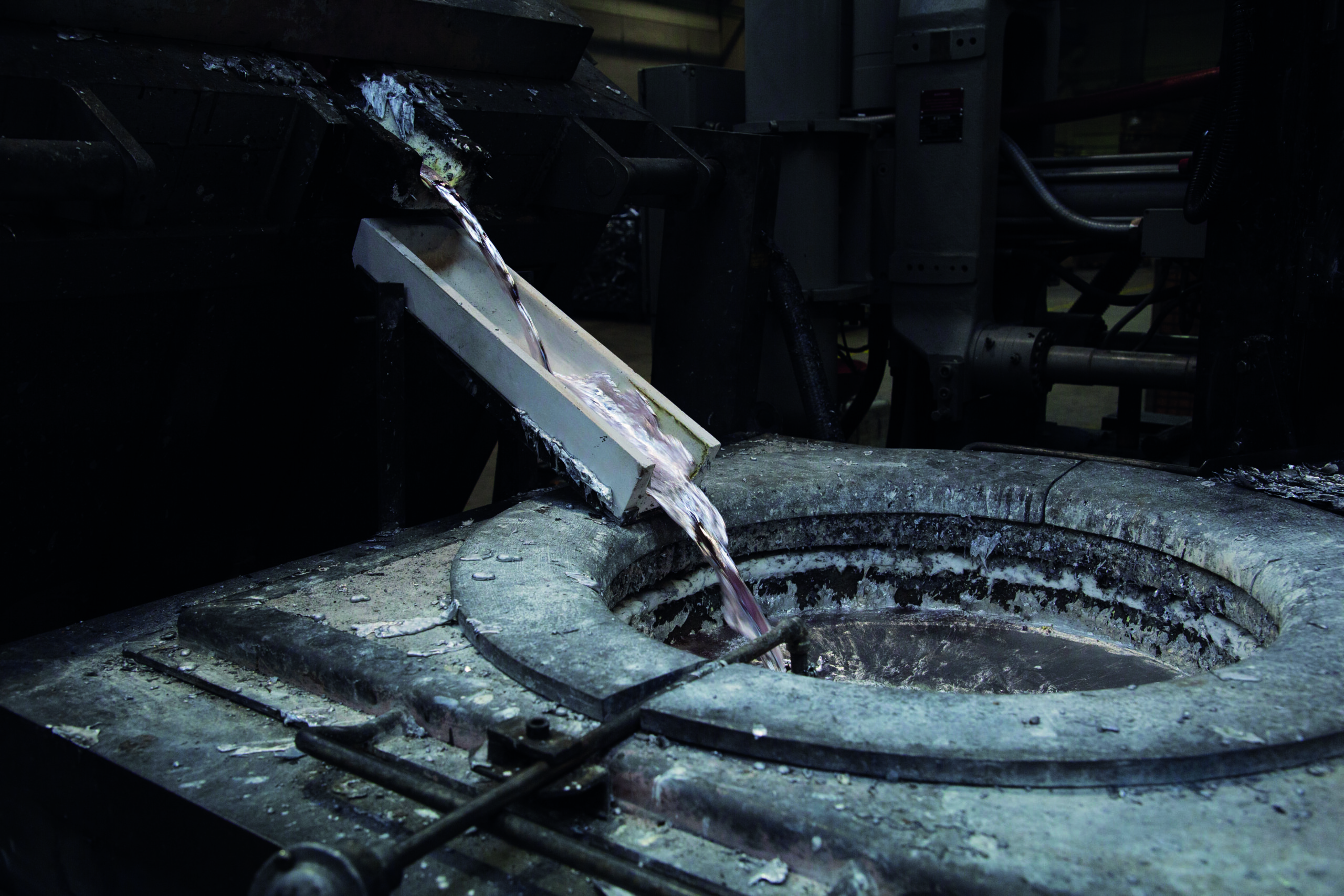 Flüssige Schmelze fließt direkt in die Gießeinheit im Warmkammerverfahren. Flüssige Schmelze fließt direkt in die Gießeinheit im Warmkammerverfahren.